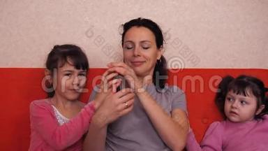 妈妈和女儿在手机上聊天。 幸福的家人在手机上聊天。